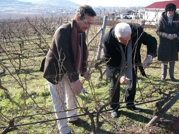 Френският посланик заряза биолозе в Перущица