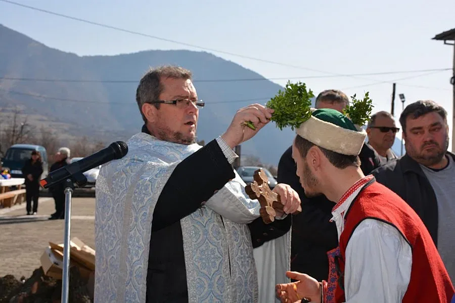 Трифон Зарезан „на патерици” в с. Полето