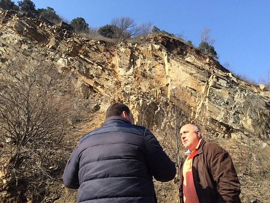 Борисов огледа срутването на пътя Девин-Кричим