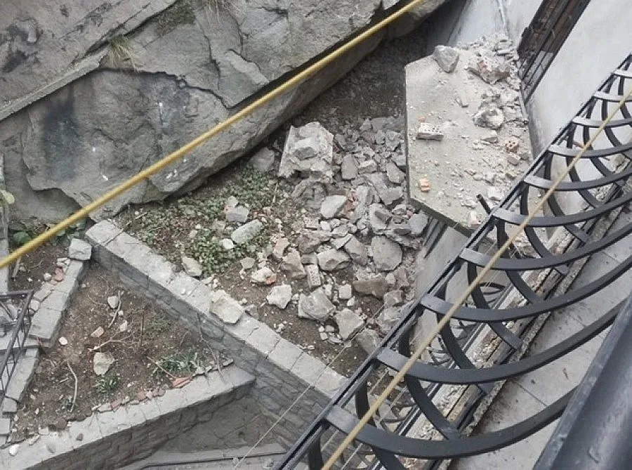 Скали се срутиха върху къщи в Пловдив