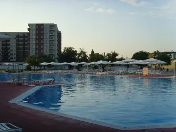 Концесионер заключи заместник-кмет в басейн