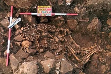 Откриха останки от прегърнати мъж и жена на 5800 г. 