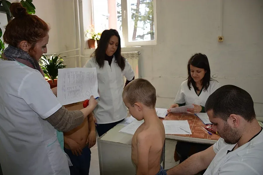 Преглеждат безплатно ученици за гръбначни изкривявания