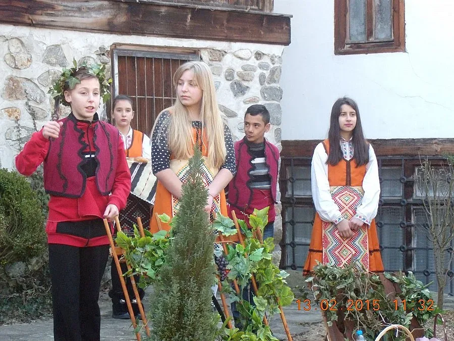 Деца зарязаха лозите в Благоевград