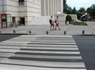 Дядо блъсна жена на пешеходна пътека и избяга