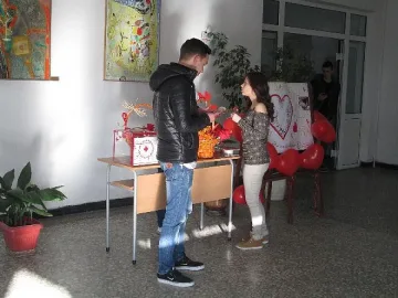 Млади червенокръстци отвориха базар за Свети Валентин