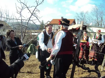 Коронясват за цар Трифон майстор на змеевския пелин