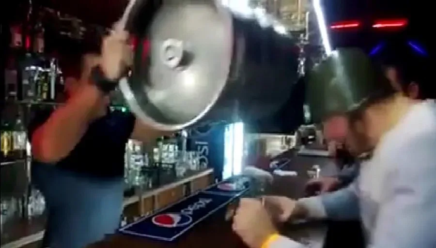 ВИДЕО: Как пият в руски бар 