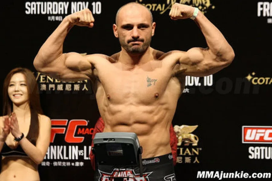 Стъки сложи край на кариерата си в ММА 