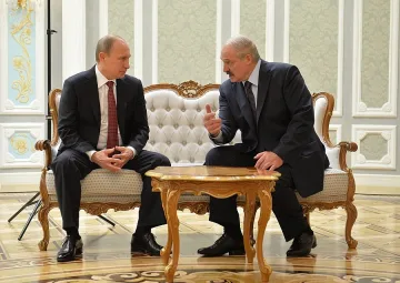 ВИДЕО: Лукашенко дърпа стола на Путин 