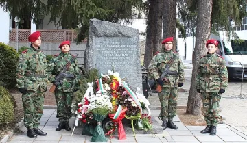 Отрупаха с цветя паметника на освободителя на Благоевград