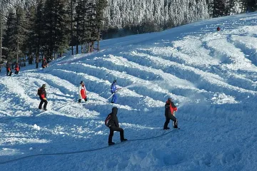 Военни на ски правят пистата за Линдзи Вон