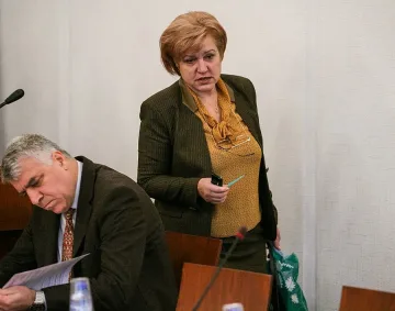 Гечев и Стоянова не седнаха заедно в спор за новия дълг