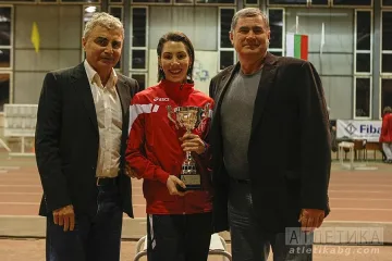 Стамболова с купата от турнира "Академик"