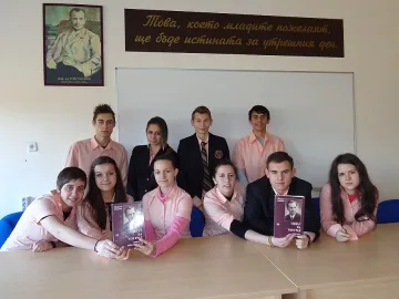 Тийнеджъри от Кърджали - съзидатели на книга за патрона на своето училище 
