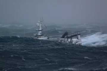 Кораб се блъсна в скала, 22-ма бедстват в Егейско море 