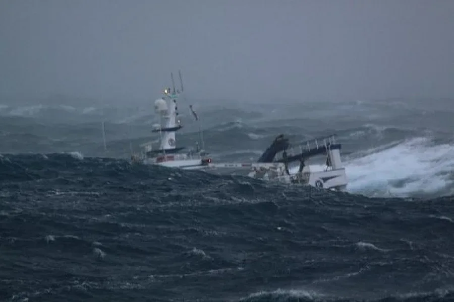 Кораб се блъсна в скала, 22-ма бедстват в Егейско море 