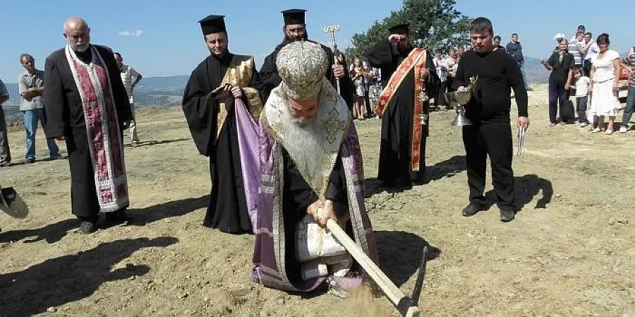 Церово започва да гради храм