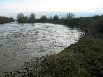 Багер спасява 800 от буйна река