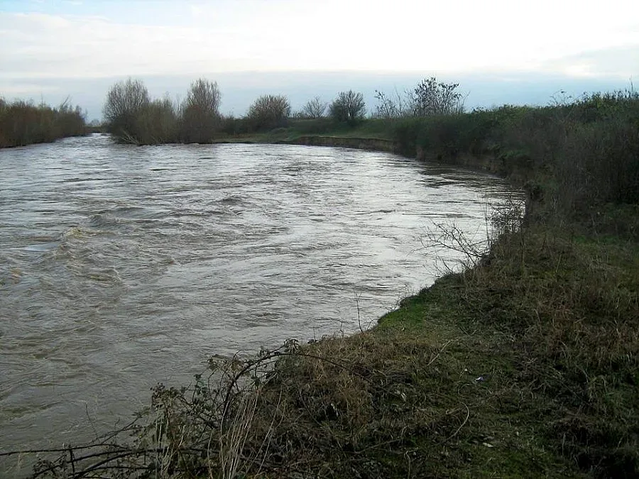 Багер спасява 800 от буйна река