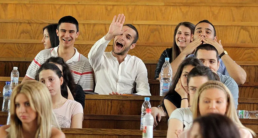 Политици напират за професори