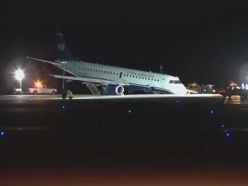 ВИДЕО: Самолет заби нос на летището в Хюстън