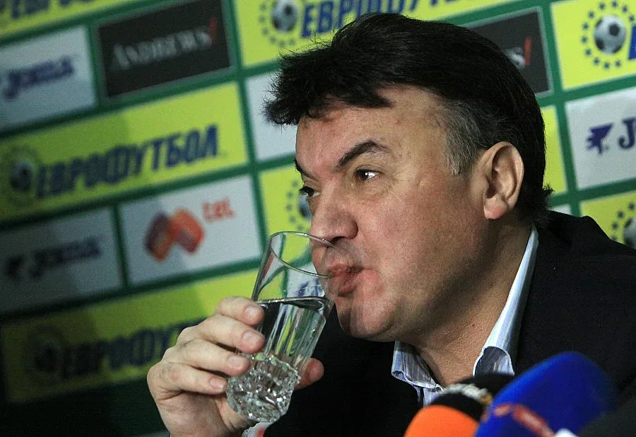 УЕФА затвори 4 блока за мача с Италия