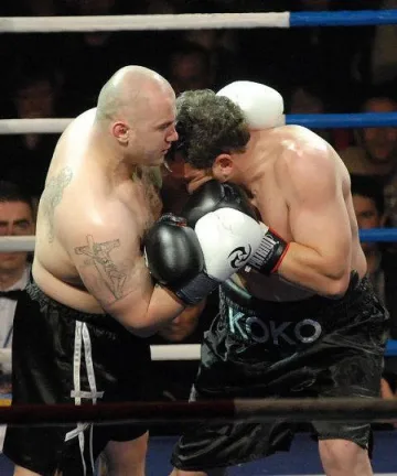 Врагове от затвора се бият в "Универсиада"