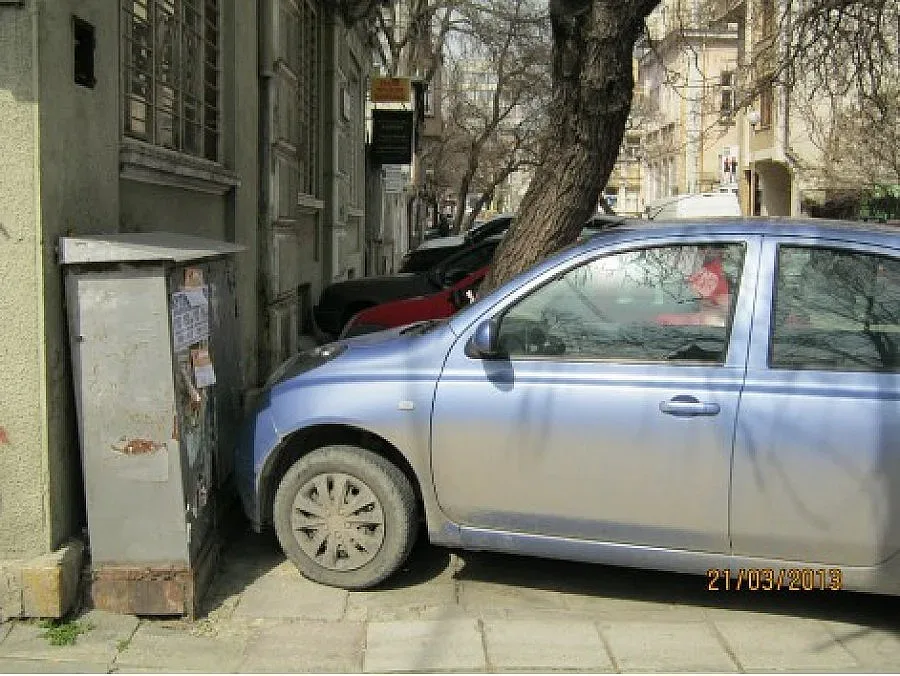 Пускат общинска полиция срещу колите по тротоарите във Варна