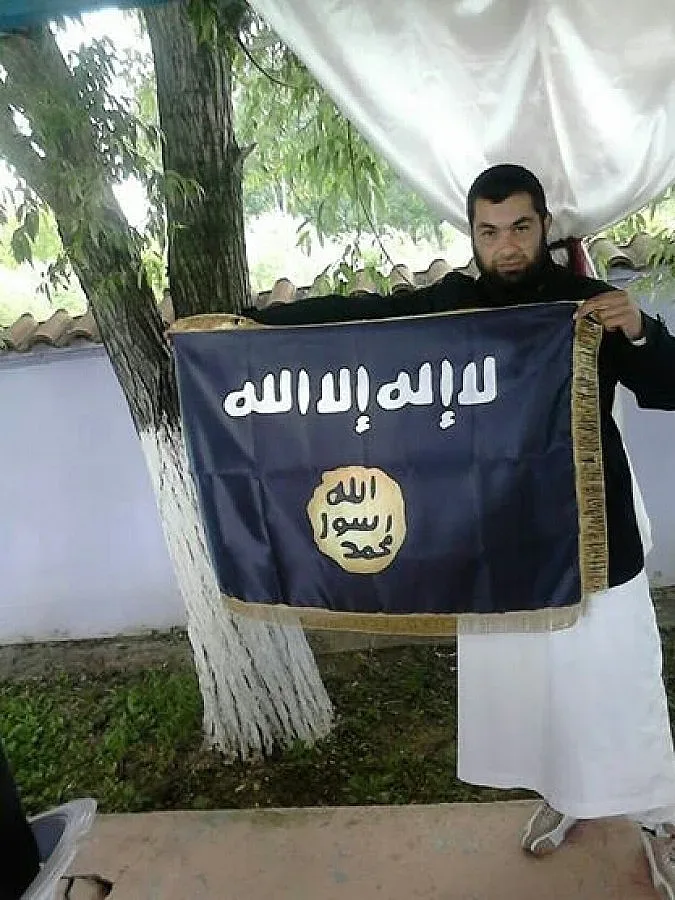 Имам развя знамето на "Ислямска държава"