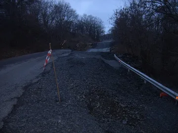 Свлачище затвори пътя Момчилград-Крумовград