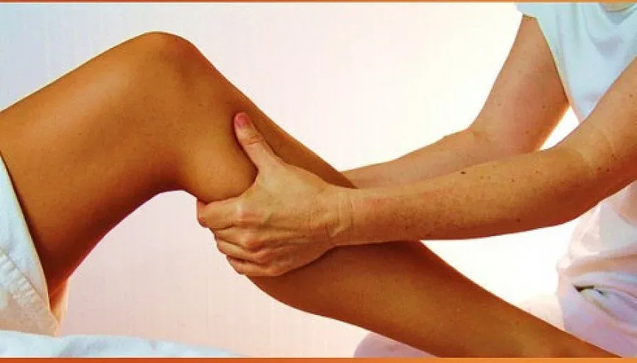 Кинезитерапевтка глези старци с вана от етерични масла