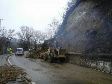 Заради бумащина бавят укрепване на опасно свлачище
