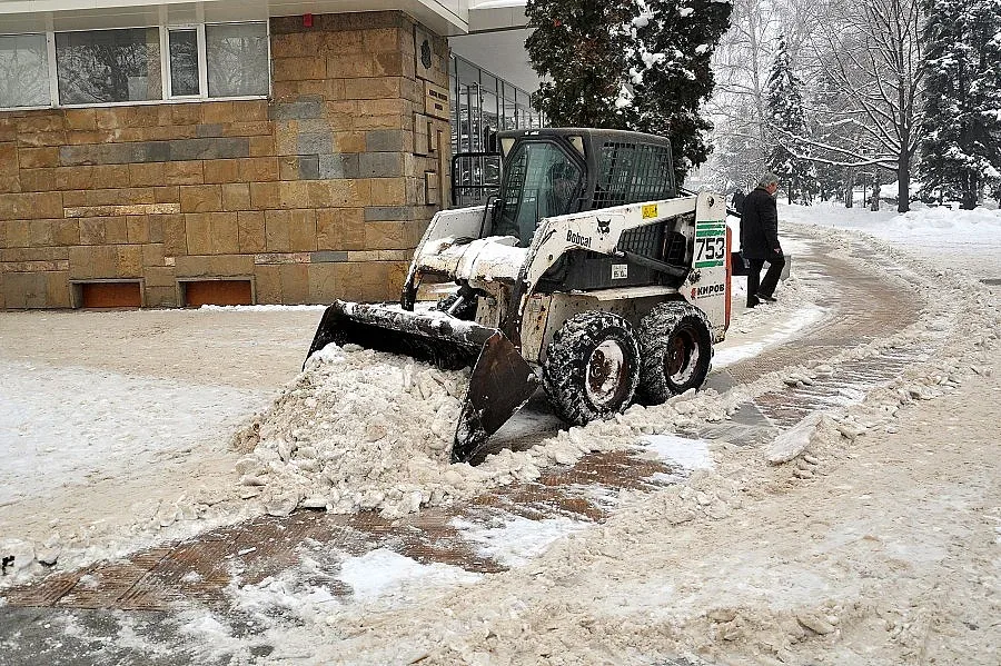 Сняг затрупва полската част на област Монтана