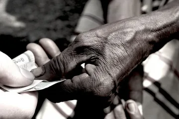 Проверяват за лудост мъж, дал 100 хил. на ромка