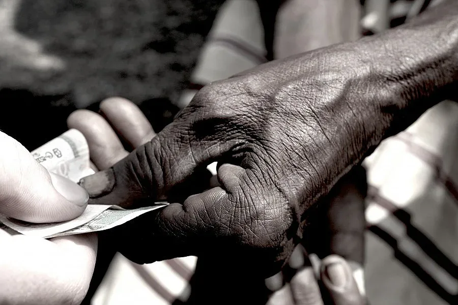 Проверяват за лудост мъж, дал 100 хил. на ромка