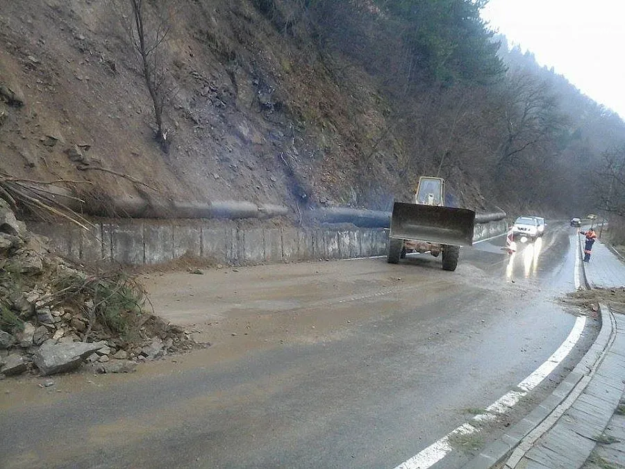 Свлачища минират пътя за Гърция  (ОБЗОР)