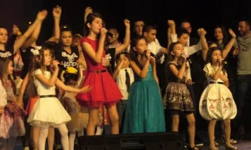 Малки и големи звезди пяха за таткото на Гери и Милица