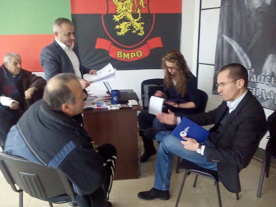 20 граждани атакуваха първата приемна на евродепутат