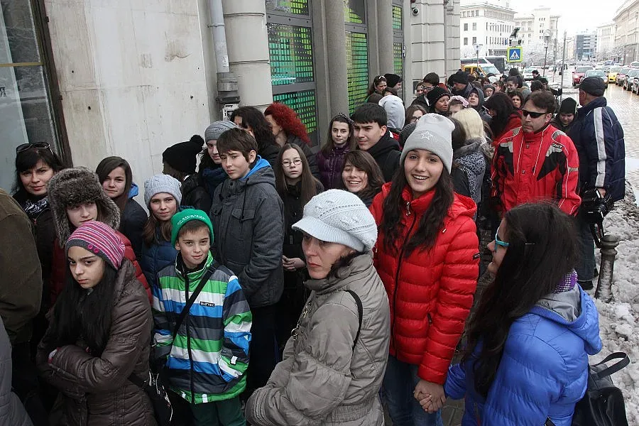 Опашка от тийнейджъри пред книжарница