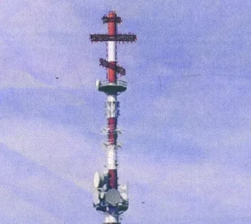 Инженер слага кръст на тв кулата в Добрич