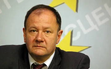 Червени слушат на тъмно реч на Миков