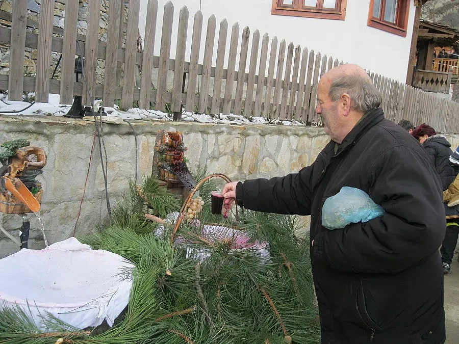 Холандец и гърци се бият с нашенци за най-добри вино и ракия