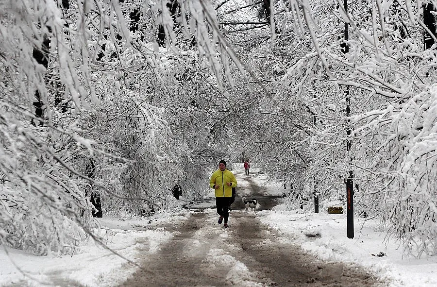 Екипи на ЧЕЗ работят по възстановяване на тока в части на страната