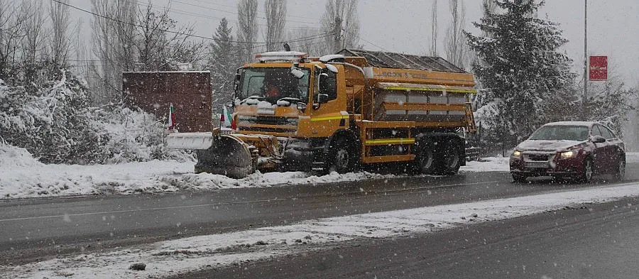 Хаос по пътищата и места без ток заради снега в страната