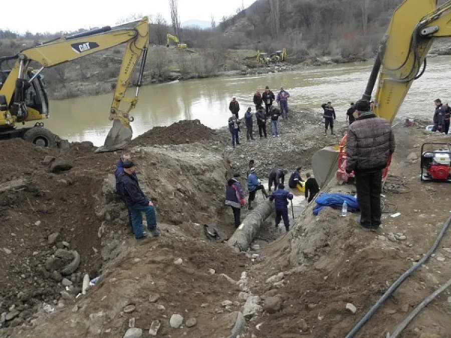 Отстраниха аварията на водопровода в коритото на Арда