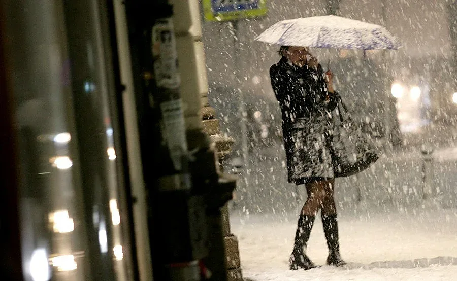 Обилен снеговалеж и закъсали автомобили в Софийска област