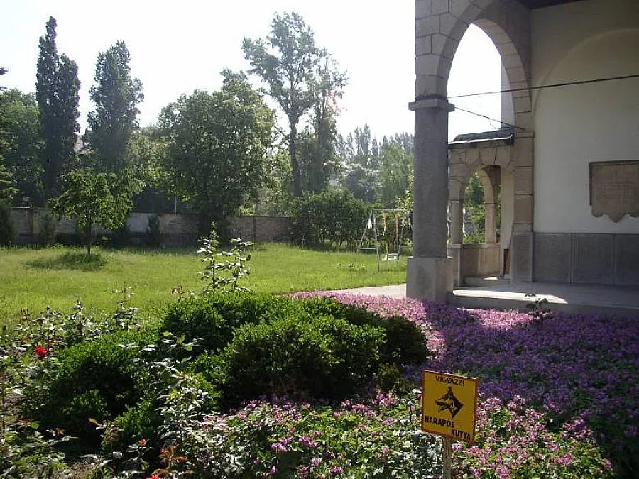 Уволнен поп се залости в църковно жилище