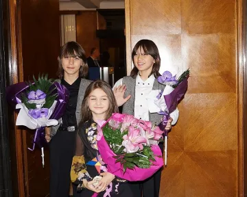 Крисия става модел за лего играчка