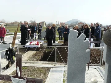 Положиха Белнейски близо до дъщерите му